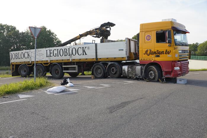 E-bikester bekneld onder vrachtwagen door ongeval