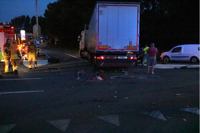 Bestuurder gewond na ongeval tussen personenauto en vrachtwagen