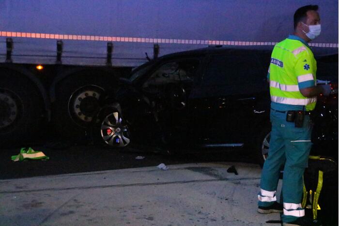 Bestuurder gewond na ongeval tussen personenauto en vrachtwagen