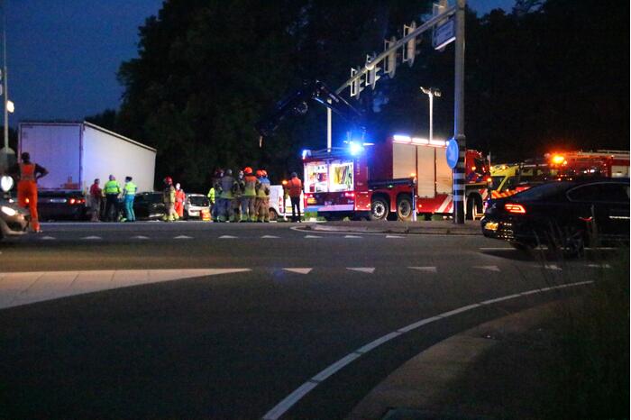 Bestuurder gewond na ongeval tussen personenauto en vrachtwagen