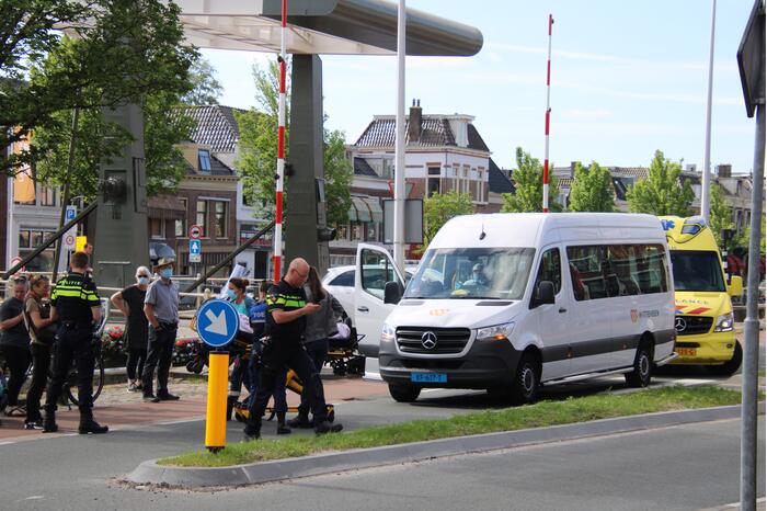 Voetgangster gewond bij aanrijding met taxibus