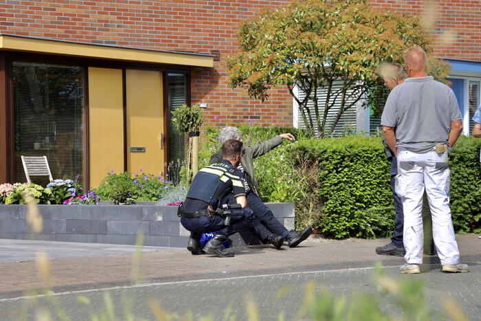 Vrouw op leeftijd valt in sloot