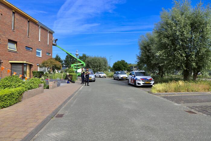 Vrouw op leeftijd valt in sloot