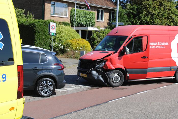 Bestelbus en personenauto botsen op kruising