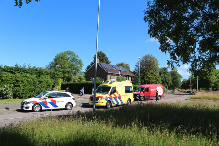 Bestelbus en personenauto botsen op kruising