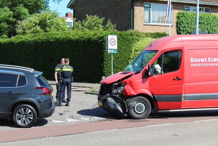 Bestelbus en personenauto botsen op kruising
