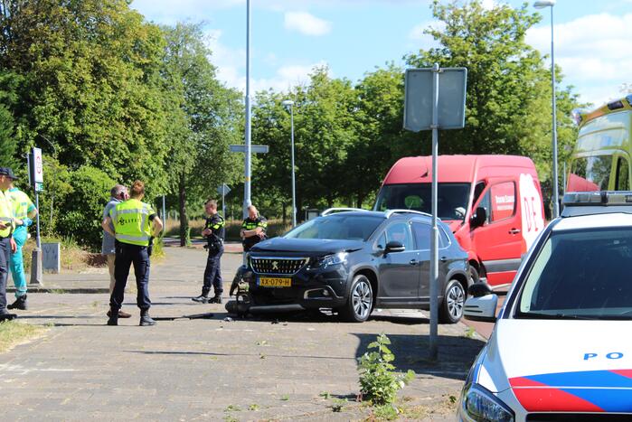 Bestelbus en personenauto botsen op kruising