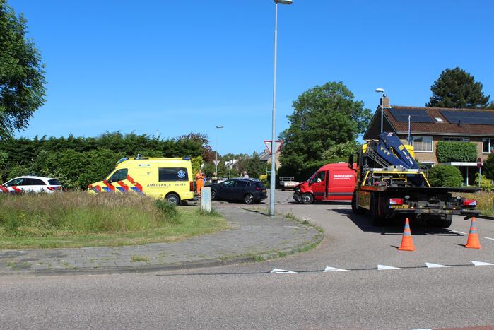 Bestelbus en personenauto botsen op kruising