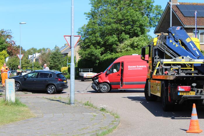 Bestelbus en personenauto botsen op kruising