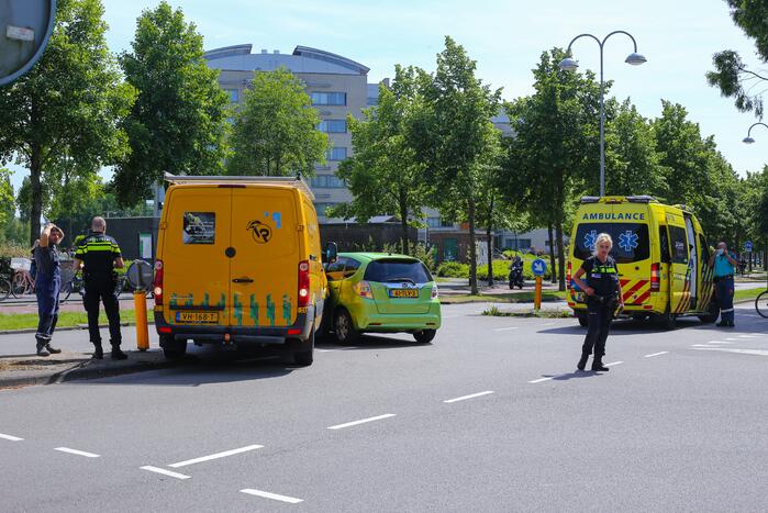 Bestelbus botst op personenauto
