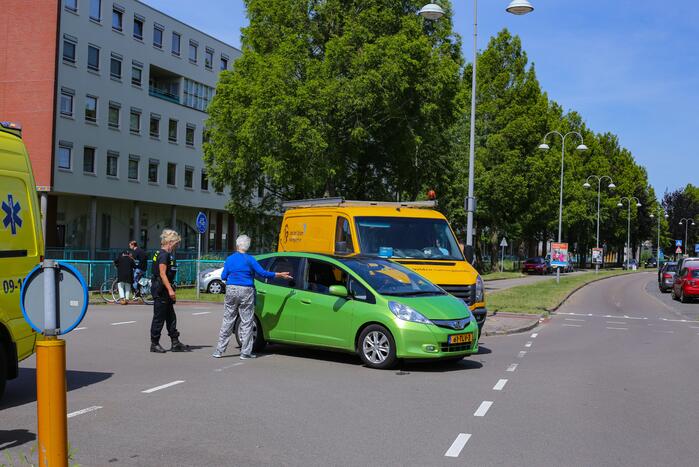 Bestelbus botst op personenauto
