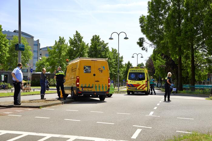 Bestelbus botst op personenauto