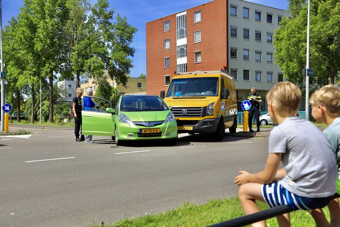 Bestelbus botst op personenauto