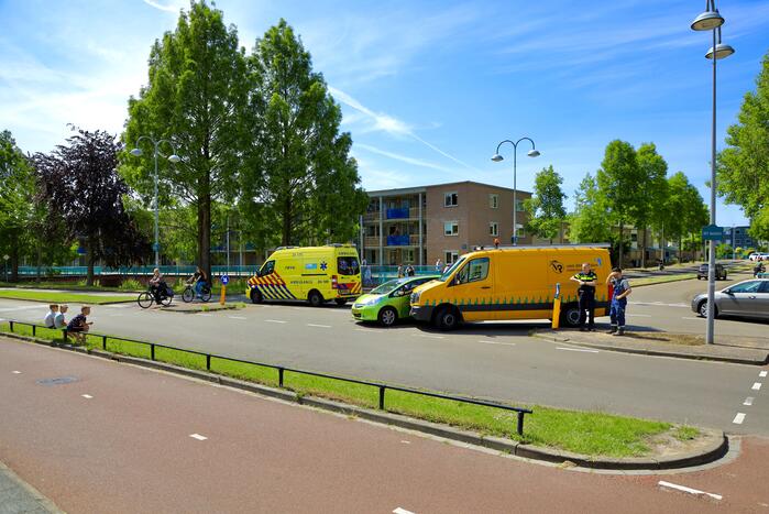 Bestelbus botst op personenauto