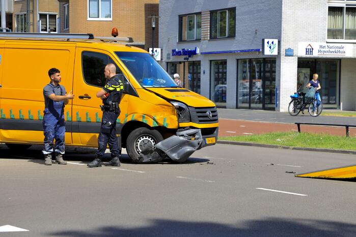Bestelbus botst op personenauto