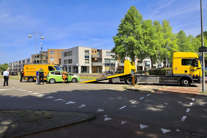 Bestelbus botst op personenauto