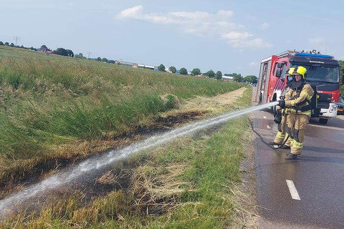 Buurtbewoners blussen bermbrand