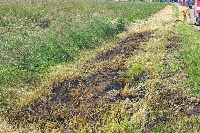 Buurtbewoners blussen bermbrand