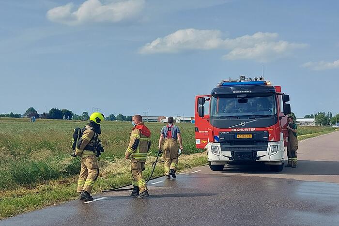 Buurtbewoners blussen bermbrand