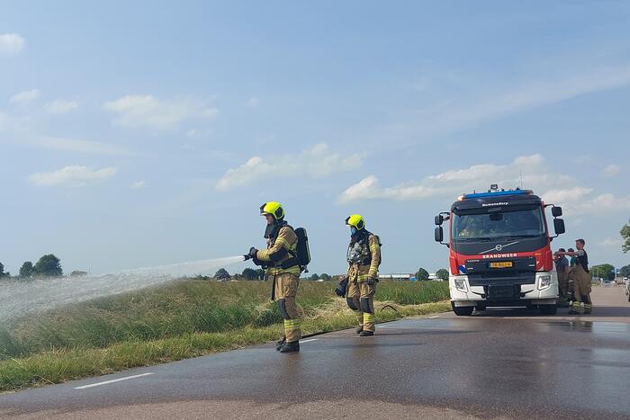Buurtbewoners blussen bermbrand