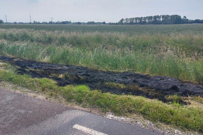 Buurtbewoners blussen bermbrand