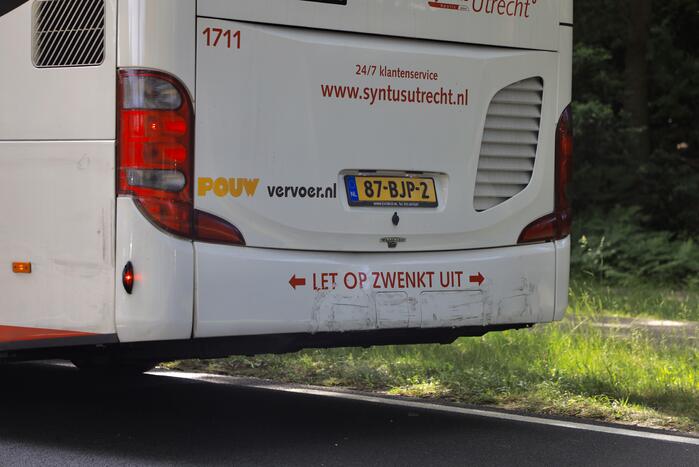 Auto botst achter op lijnbus