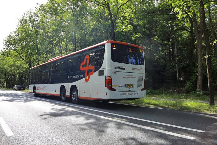 Auto botst achter op lijnbus