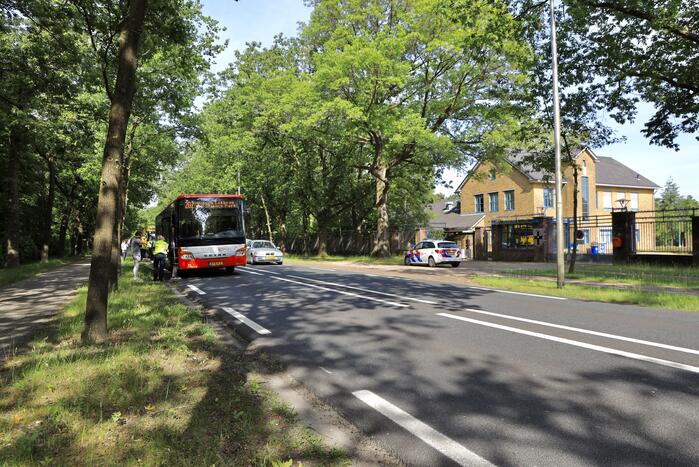 Auto botst achter op lijnbus