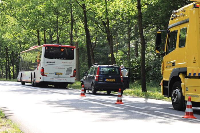 Auto botst achter op lijnbus