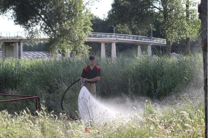 Brandweer blust bermbrand