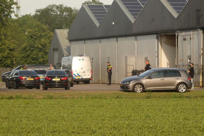 Arrestatieteam en FIOD vallen loods binnen