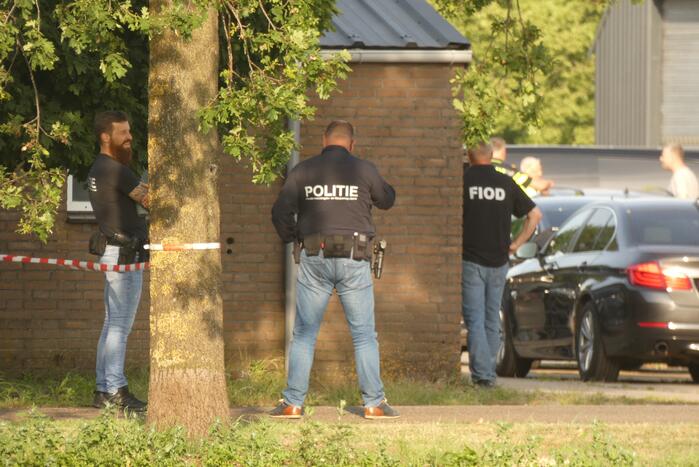 Arrestatieteam en FIOD vallen loods binnen