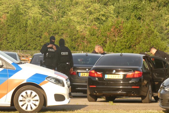 Arrestatieteam en FIOD vallen loods binnen