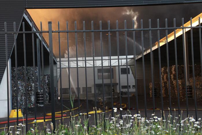 Zeer grote brand in recyclebedrijf