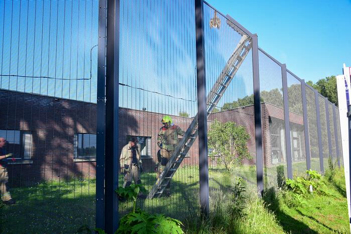 #Poortugaal Brandweer bevrijdt eend uit hekwerk Stichting Antes Kijvelandsekade Poortugaal.