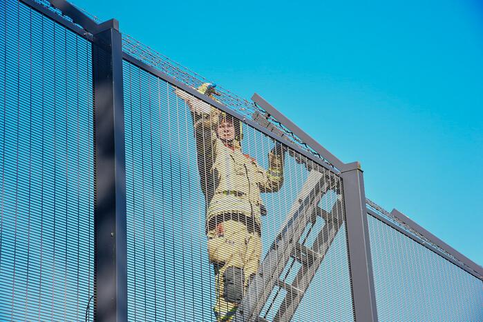 Brandweer bevrijdt eend uit hekwerk Stichting Antes