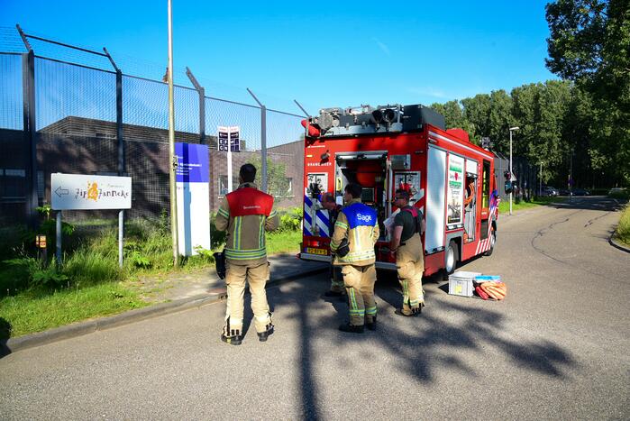 Brandweer bevrijdt eend uit hekwerk Stichting Antes