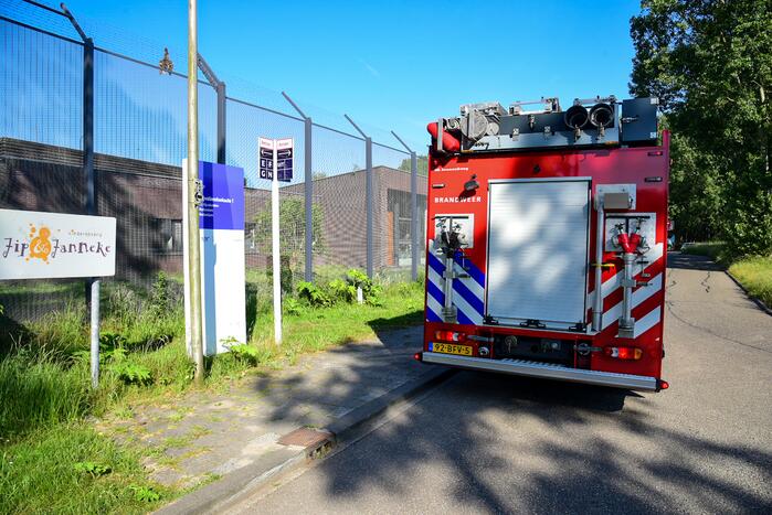 Brandweer bevrijdt eend uit hekwerk Stichting Antes