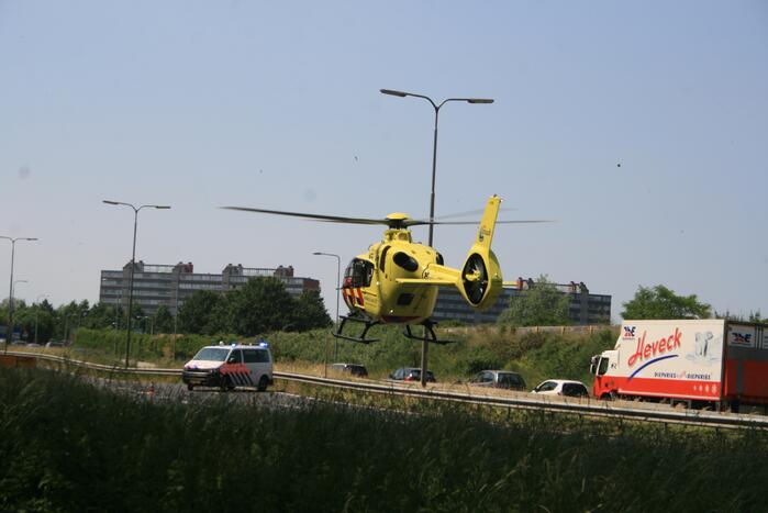 Traumahelikopter landt op snelweg na dodelijk ongeval