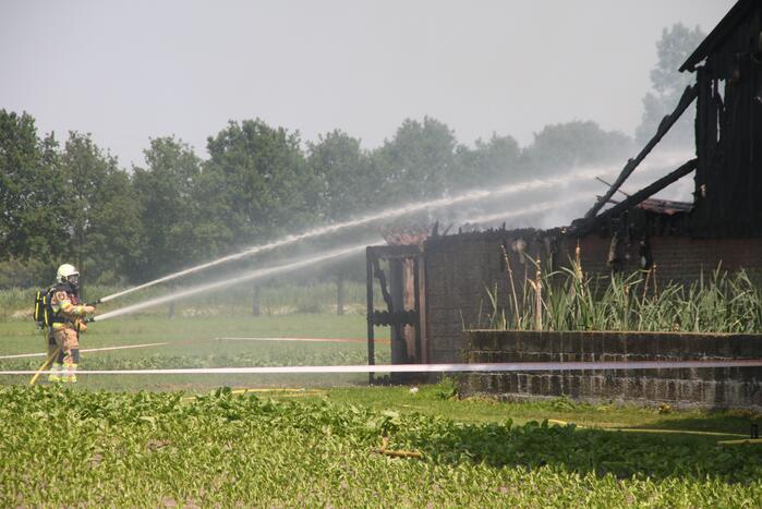 Brand in schuur naast woning, asbest vrijgekomen
