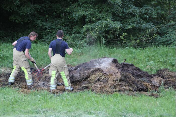 Hooibalen in brand gestoken