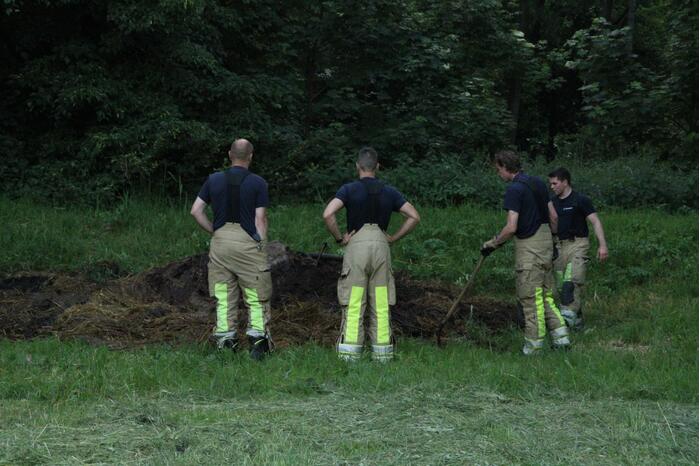 Hooibalen in brand gestoken
