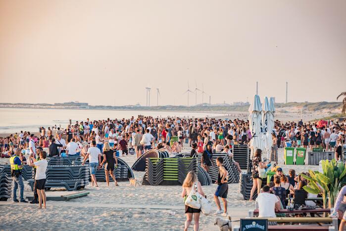 Strand ontruimd na drukte