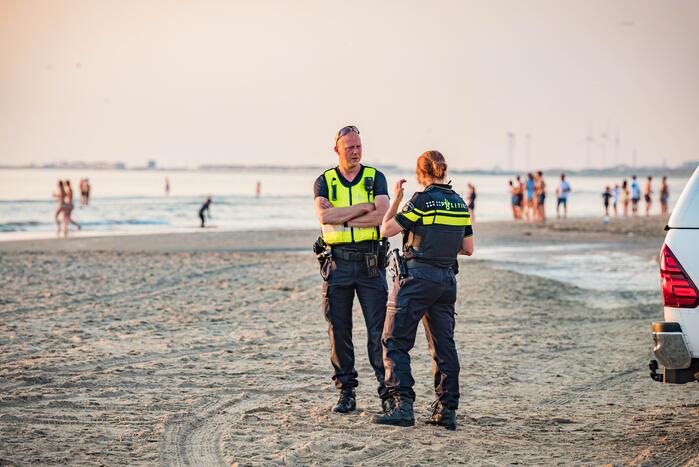 Strand ontruimd na drukte