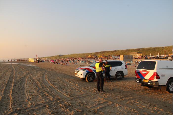 Strand ontruimd na drukte