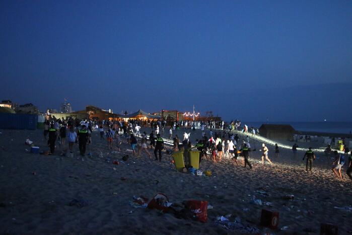 Grote politie inzet op strand, meerdere aanhoudingen verricht