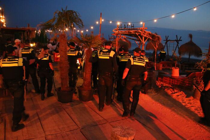 Grote politie inzet op strand, meerdere aanhoudingen verricht