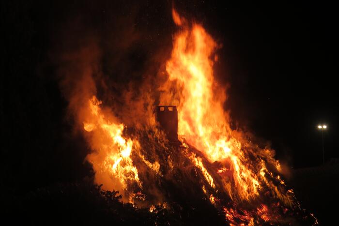 Dijkwoning met rieten dak brandt volledig uit
