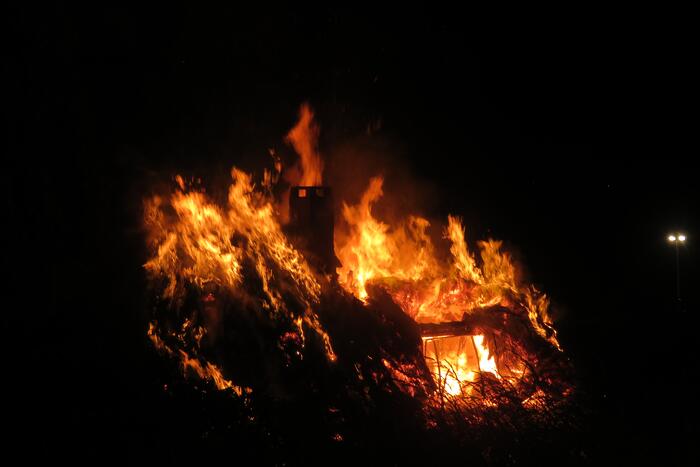 Dijkwoning met rieten dak brandt volledig uit
