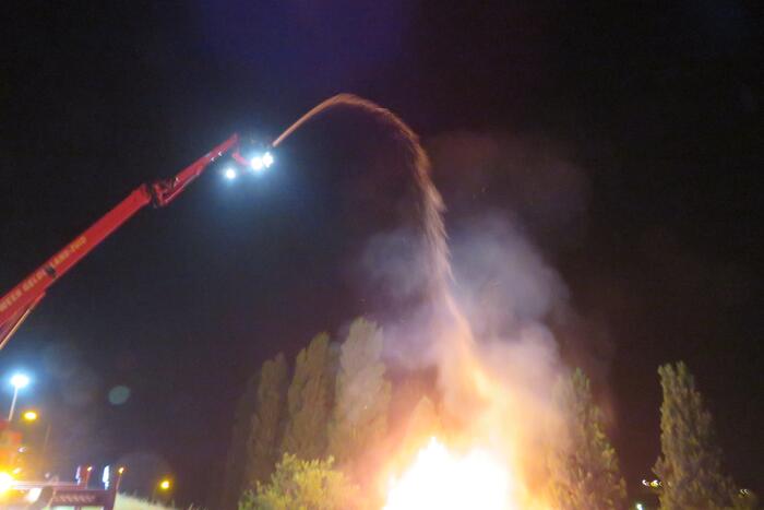 Dijkwoning met rieten dak brandt volledig uit